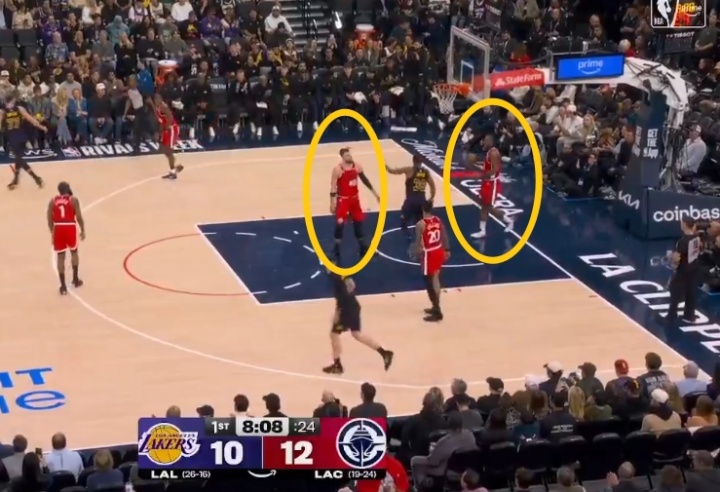 2026 世界杯举办地-斯玛特空切祖巴茨不补防！小卡愤怒砸球不满：你就杵那啥也不干！