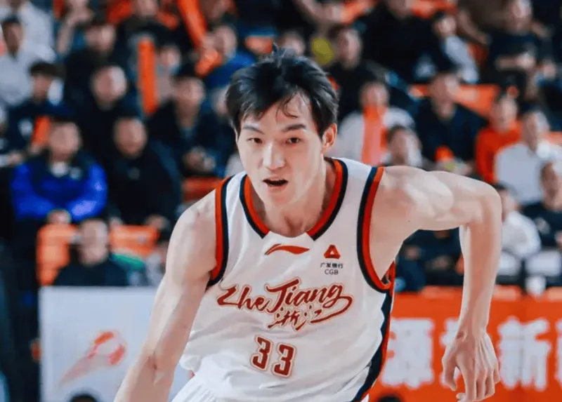 吴前半场投篮3中2，三分2中1得到5分1篮板1助攻