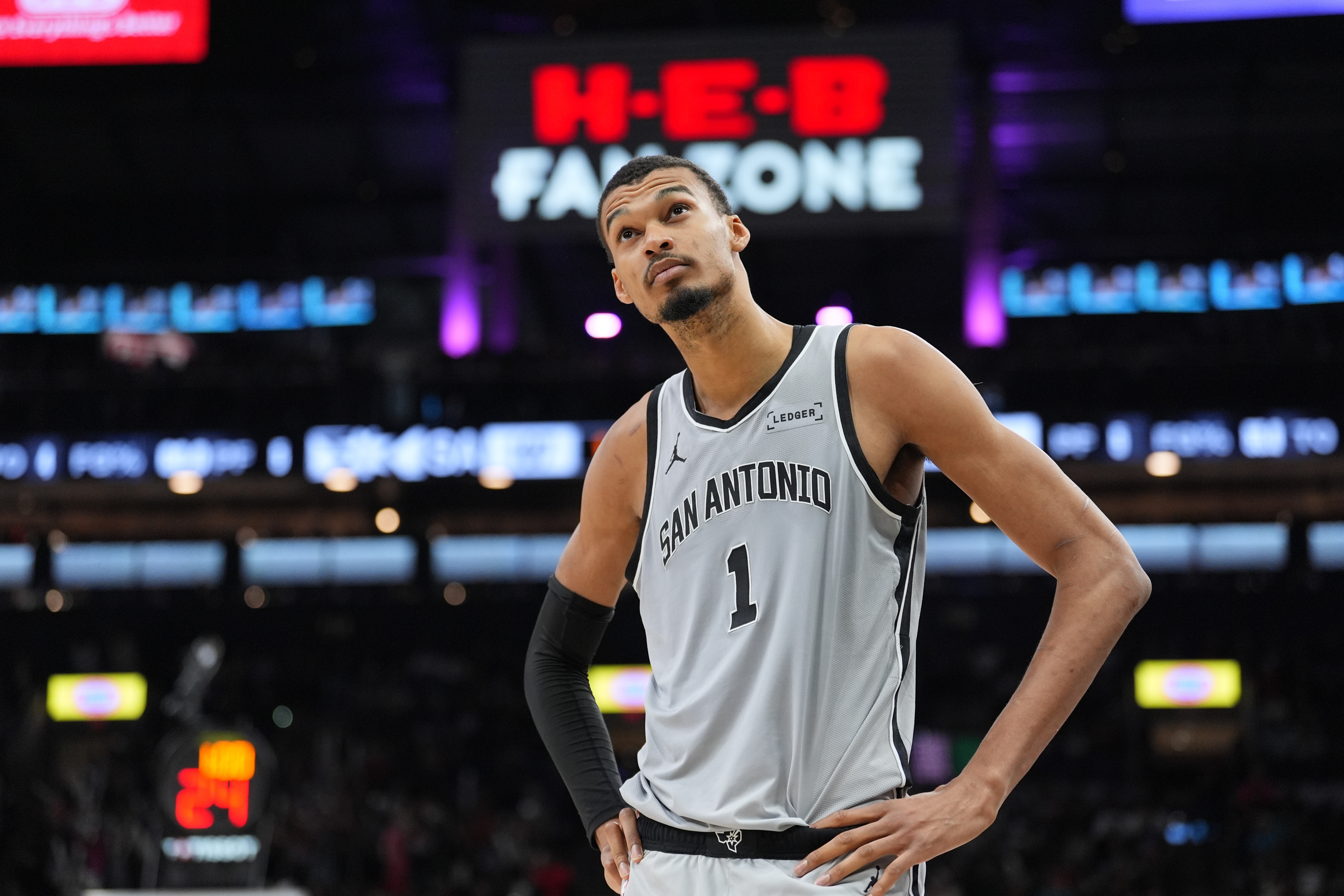 2026 世界杯预选赛-马刺2月以来16胜1负 进攻效率第1&amp;防守效率第2 7人当过单场得分王